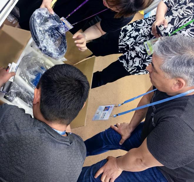 开云电子初刻智能闪烁广交会！激光打标机系列产物引爆环球采购高潮(图3)
